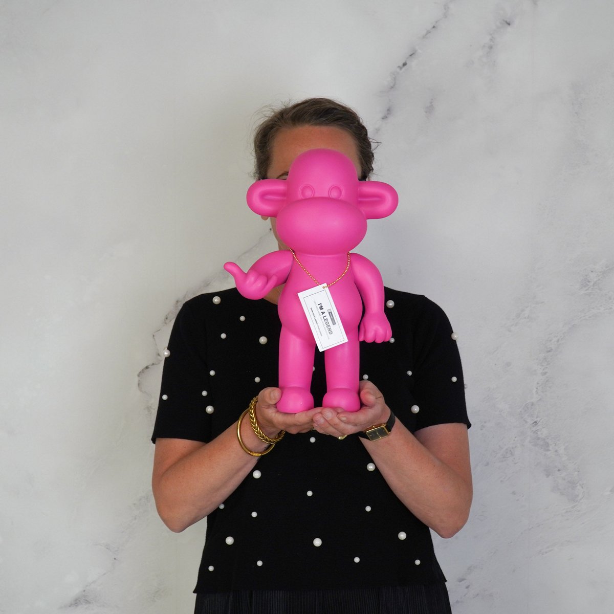 Housevitamin - Ornament - hang los aap beeldje 'de legende'- polyresin - roze - 20,5x13,5x35cm