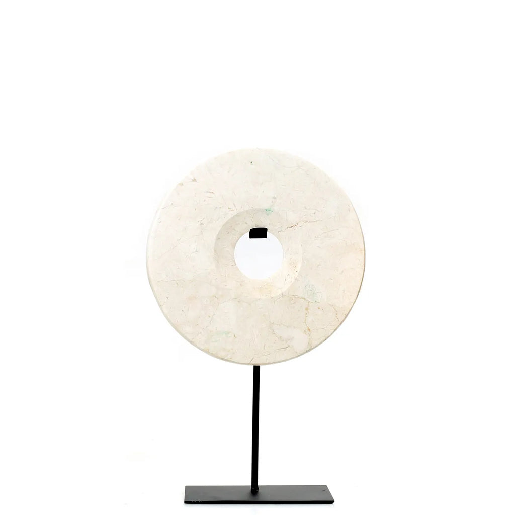 Bazar Bizar - Decoratief figuur op standaard 'Marble Disc' (Wit, M)