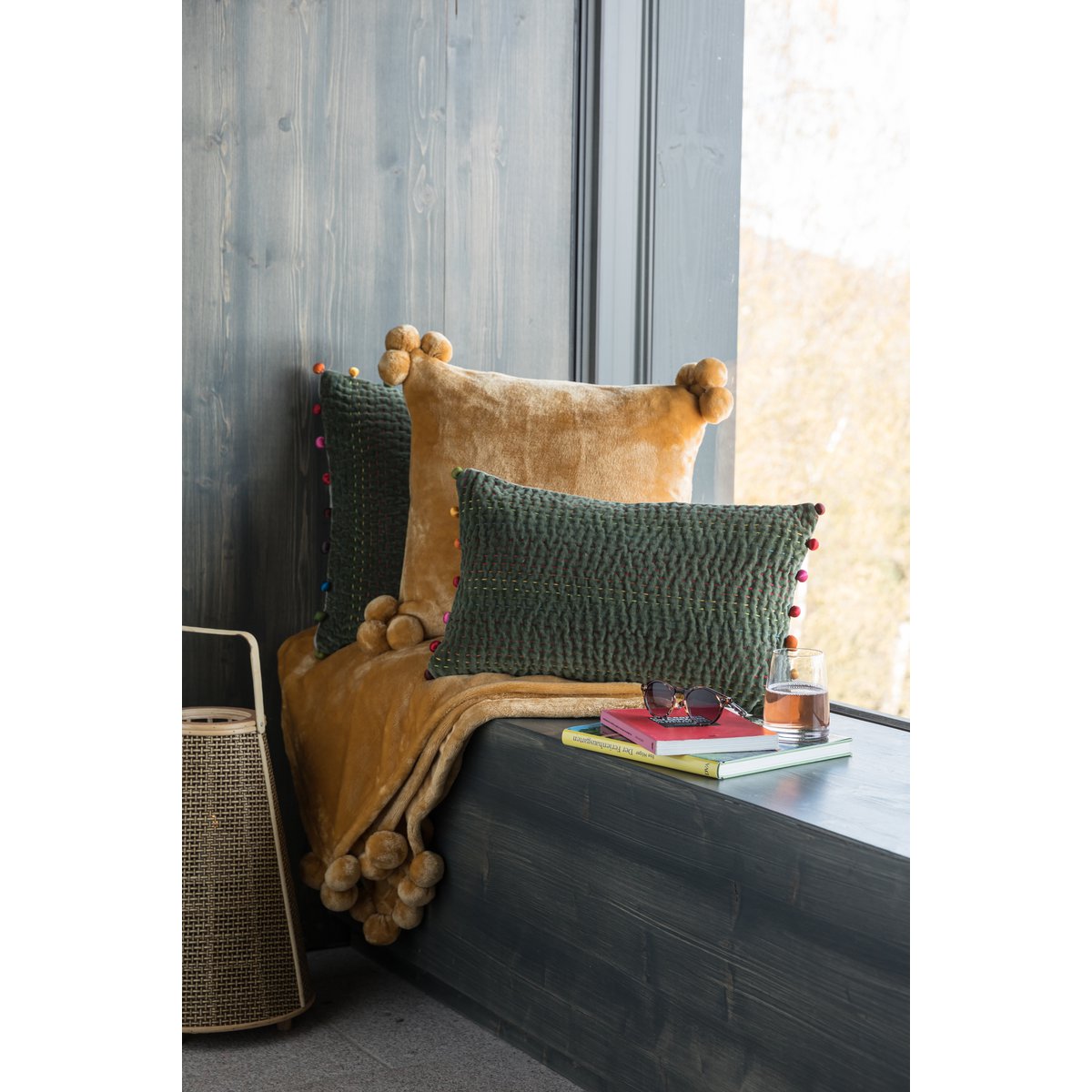 VIVARAISE - Coussin Tendre Pompon Ocre 45 x 45