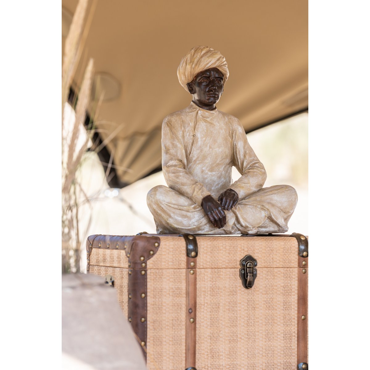 J-Line – Sitzende indische Figur, Poly, Beige/Braun, klein