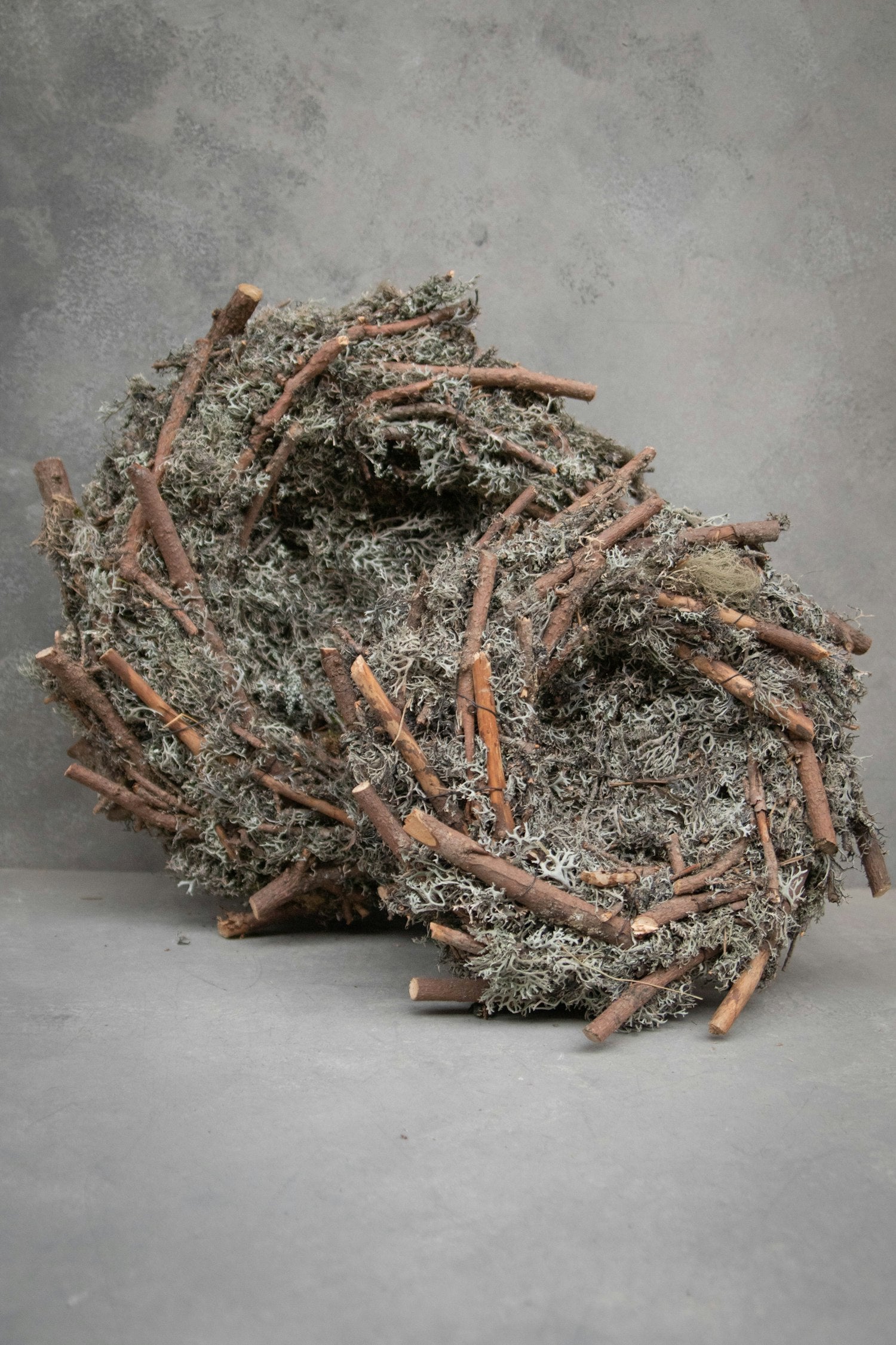 Couronne - Krans van mos met nest 'Sticks' (Natural grey